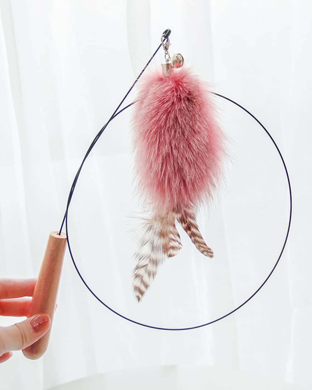 Featuring a jingling bell and dangling feathers, this teaser wand toy promotes active play and helps strengthen the bond between you and your cat.